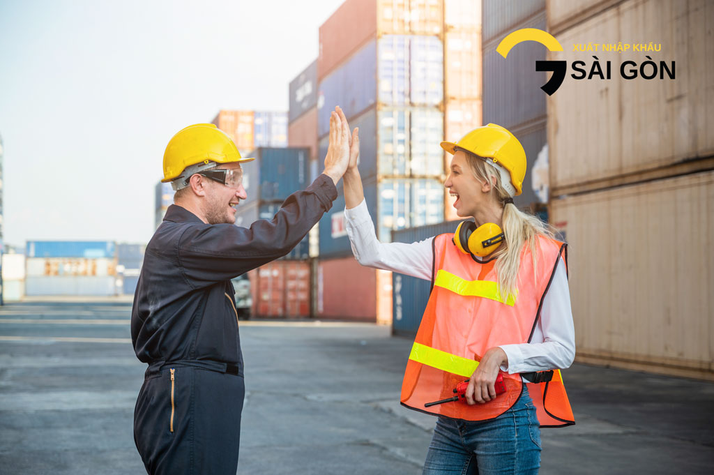 Nhân viên hiện trường, theo dõi cont tại cảng